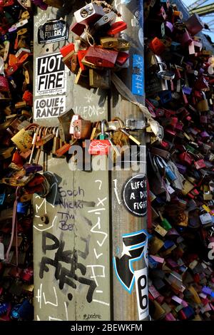 L'amore si blocca su Hohenzoller Bridge.Cologne.Germany Foto Stock