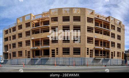 Costruire nuove case a prezzi accessibili nel sito di costruzione di un edificio a tre piani in British Columbia, Canada Foto Stock