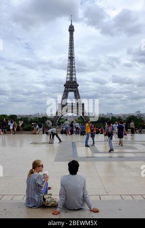 Una giovane coppia in Place du Trocadero con la Torre Eiffel sullo sfondo.Paris.France Foto Stock