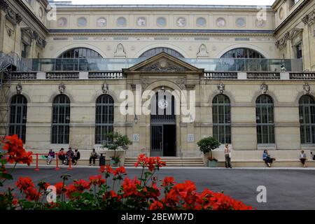 Il cortile con ingresso principale della Biblioteca Nazionale di Francia, Bibliotheque Nationale de France Richelieu Site.Paris.France Foto Stock