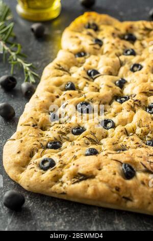 Focaccia italiana fatta in casa. Dolci tradizionali italiani con olive nere. Foto Stock