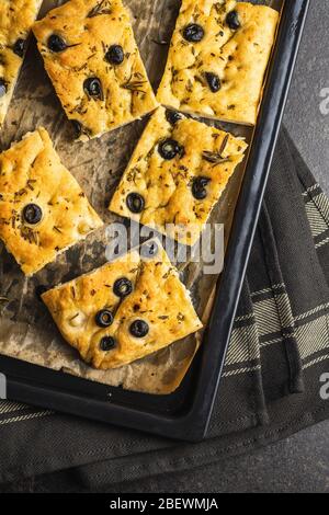 Focaccia italiana fatta in casa. Dolci tradizionali italiani con olive nere. Vista dall'alto. Foto Stock