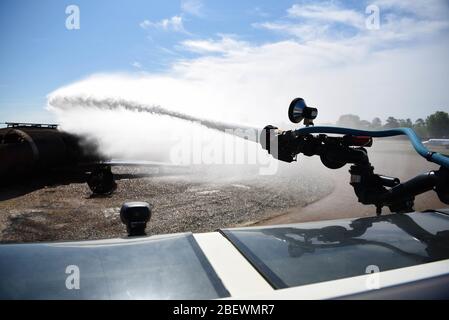 Uno Striker 1500 spara acqua verso un modello di aeromobile da ginnastica 10 aprile 2020, sulla Columbus Air Force base, la signorina Columbus Air Force base Fire and Emergency Services è incaricata di mitigare e gestire gli incidenti per incendi, aerei, materiali pericolosi, emergenze mediche e di altro tipo. (STATI UNITI Foto dell'Air Force di Airman 1° Classe Jake Jacobsen) Foto Stock