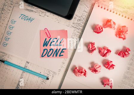 Testo di scrittura ben fatto. Fotografia concettuale che racconta di aver fatto il suo compito o il suo lavoro in perfetta forma quadrato marcatore notebook spirale smartp Foto Stock