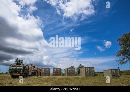 DEDEDO, Guam (14 aprile 2020) UN corpo marino statunitense MKR18 Cargo Logistic Vehicle System Replacement (LVSR) scarica un contenitore dell'Organizzazione internazionale per la standardizzazione con i materiali per la costruzione di un centro medico di spedizione (EMF), 14 aprile 2020. L’EMF fornirà maggiori capacità mediche a sostegno della risposta COVID-19 del Dipartimento della Difesa e consentirà alle forze di essere obbligate a sostenere Guam e la regione se viene richiesta una missione di sostegno alla Difesa delle autorità civili. (STATI UNITI Foto corpo marino di Sgt. Clay) Foto Stock