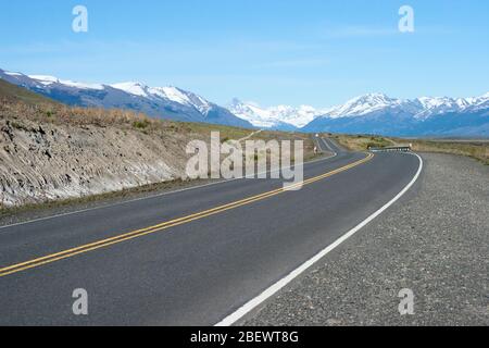 Autostrada attraverso la Patagonia per le Ande Mountains in Argentina, vicino a El Calafate. Foto Stock