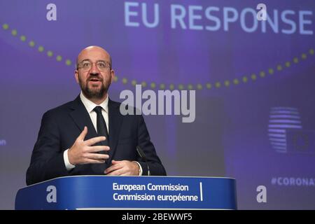 (200416) -- BRUXELLES, 16 aprile 2020 (Xinhua) -- il Presidente del Consiglio europeo Charles Michel partecipa a una conferenza stampa sulla risposta dell'Unione europea (UE) alla crisi del coronavirus presso la sede dell'UE a Bruxelles, Belgio, 15 aprile 2020. Mercoledì l'UE ha presentato una tabella di marcia per gli stati membri per eliminare gradualmente le misure di contenimento per il COVID-19. Secondo la linea guida, gli stati membri dovrebbero agire con cautela nel tornare alla vita normale e basare le loro azioni su pareri scientifici. (Unione europea/consegna tramite Xinhua) Foto Stock