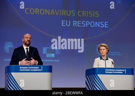 (200416) -- BRUXELLES, 16 aprile 2020 (Xinhua) -- il presidente del Consiglio europeo Charles Michel (L) e il presidente della Commissione europea Ursula von der Leyen partecipano a una conferenza stampa sulla risposta dell'Unione europea (UE) alla crisi del coronavirus presso la sede dell'UE a Bruxelles, Belgio, 15 aprile 2020. Mercoledì l'UE ha presentato una tabella di marcia per gli stati membri per eliminare gradualmente le misure di contenimento per il COVID-19. Secondo la linea guida, gli stati membri dovrebbero agire con cautela nel tornare alla vita normale e basare le loro azioni su pareri scientifici. (Unione europea/consegna tramite Xinhua) Foto Stock