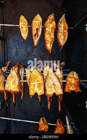 Pesce halibut appena affumicato in un fumatore. Hippoglossus ippoglossus. Foto Stock