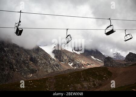 Stazione della Funivia al mountain ski resort al grigio cielo nuvoloso Foto Stock