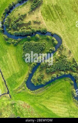 Vista aerea sul fiume tortuoso in campo verde. River gira sul paesaggio rurale girato dall'alto Foto Stock