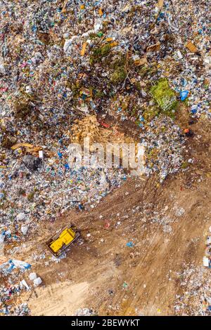 Vista aerea sullo scarico dei rifiuti delle discariche. Problema ecologico di inquinamento da rifiuti Foto Stock