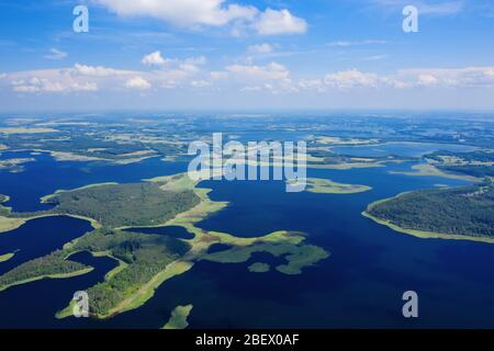 Paesaggio aereo estivo del lago. Laghi di Braslaw, Bielorussia. Parco nazionale destinazione turistica in Europa Foto Stock