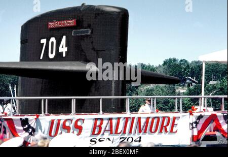 1982 - Una vista della vela dell'energia nucleare sottomarino attacco USS BALTIMORE (SSN-704), con bunting drappeggiati rampa, durante la cerimonia di messa in servizio. Foto Stock