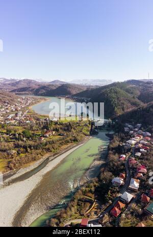 Antenna Kutaisi. Fiume Rioni e diga. Kutaisi giro turistico. Viaggio in Georgia Foto Stock