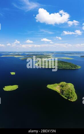 Paesaggio aereo del lago a Braslaw, Bielorussia. Laghi parco nazionale da un drone con cielo e isole belle Foto Stock