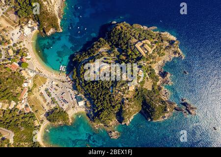 Bella antenna dell'isola mediterranea in Grecia. Lagune torquesi e belle spiagge dell'isola greca di Corfù. Paleokastritsa da un drone Foto Stock