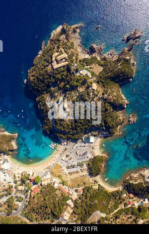 Paesaggio mediterraneo aereo. Grecia isola natura da un drone. Spiagge di Paleokastritsa dall'alto Foto Stock