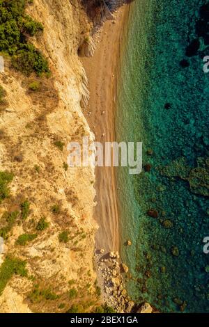Spiaggia nascosta paradiso mediterraneo in Grecia. Foto aerea di una spiaggia sulla riva dell'oceano Foto Stock