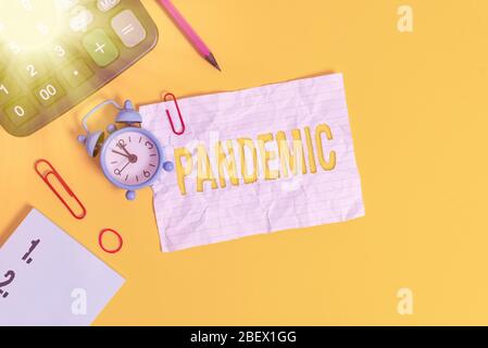 Segno di testo che mostra Pandemic. Testo della foto aziendale che si verifica su un'ampia area che interessa l'alta percentuale di popolazione clip di orologio di allarme notare fascia di gomma Foto Stock