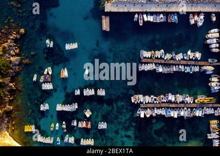 Aereo di barche in un porto in Grecia. Porto di Alipa a Paleokastritsa Corfu. Mare blu vivo e barche bianche Foto Stock