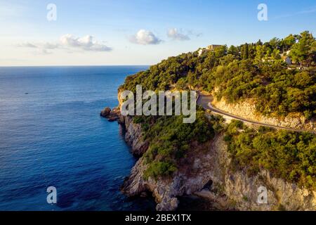 Paesaggio aereo dell'isola greca. Vista sul monastero di Paleokastritsa, Corfù Foto Stock