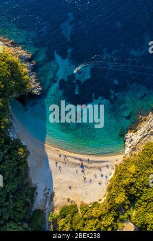 Antenna di bella spiaggia nel mare mediterraneo. Spiaggia Paradise in un isola Corfu in Grecia. Rovinia spiaggia appartata su una riva dell'oceano Foto Stock
