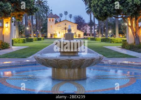 Fontana dell'acqua fuori Missione Santa Clara, California Foto Stock