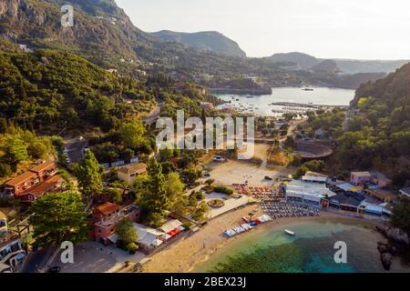 Bella antenna di Paleokastritsa città di Grecia. Paesaggio dei droni dell'isola di Corfù. Estate in Grecia. Natura mediterranea Foto Stock