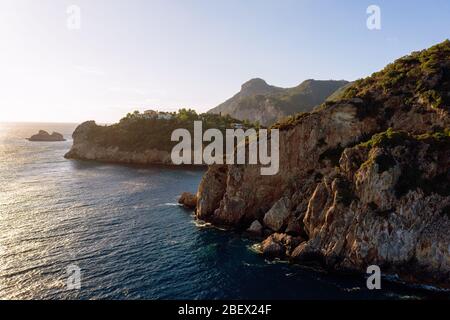 Tramonto aereo sul mar mediterraneo in Grecia. Vista sulla costa greca in serata. Bellissime scogliere illuminate dal sole. Foto Stock