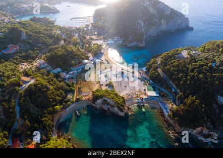 Bellissimo villaggio mediterraneo in Grecia. Paleokastritsa Resort sull'isola di Corfù da un drone. Foto Stock