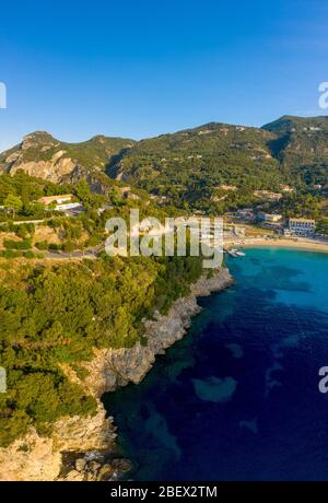 Vista aerea su Paleokastritsa, spiaggia di Corfù. Viaggio in Grecia. Destinazione turistica greca Foto Stock