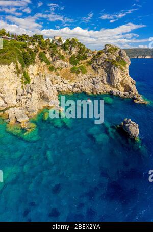 Paesaggio aereo della Grecia soleggiato. Mare Mediterraneo da un drone. Monastero di Paleokastritsa a Corfù. Acqua turchese e cielo blu Foto Stock