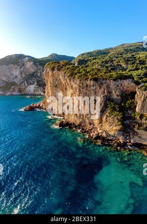 Paesaggio di costa medditarean in Grecia. Scogliere sulle acque turchesi dell'isola di Corfù Foto Stock
