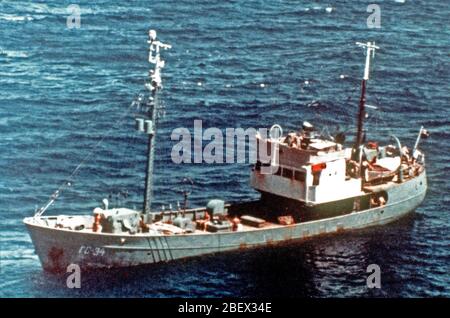 1982 - Porta vista di prua di un peschereccio sovietico collettore di intelligence Foto Stock