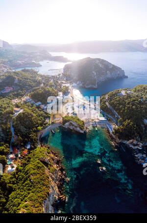 Vivida laguna di mare mediterranea sull'isola di Corfù. Spiaggia di Paleokastritsa da un drone Foto Stock