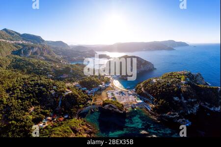 Paesaggio aereo della splendida costa dell'isola di Corfù. Spiagge e lagune di Paleokastritsa. Un villaggio mediterraneo in Grecia Foto Stock