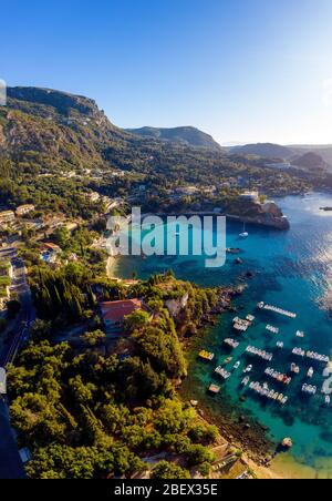 Antenna di bella laguna mediterranea nel villaggio greco. Porto di Paleokastritsa da un drone. Foto Stock