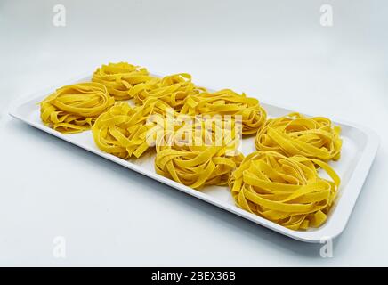 Tagliatelle grezze. Pasta tradizionale italiana. Foto Stock