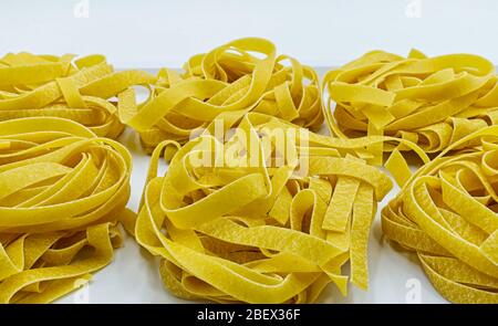 Tagliatelle grezze. Pasta tradizionale italiana. Foto Stock