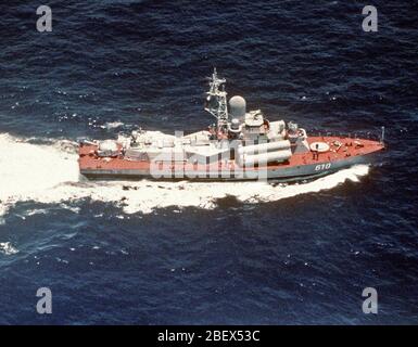 1982 - un fascio di tribordo vista di un sovietico classe Nanuchka missile patrol lottatori nave in corso. Foto Stock