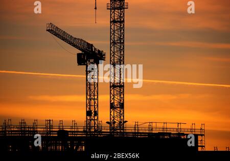 Augusta, Germania. 16 Apr 2020. Gru di un grande cantiere sono in piedi all'alba. Credit: Karl-Josef Hildenbrand/dpa/Alamy Live News Foto Stock