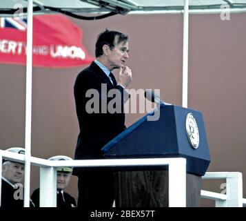 Vice Presidente George H.W. Bush parla al momento della messa in funzione dell'energia nucleare missile balistico sommergibile USS OHIO (SSBN-726). OHIO è stato costruito da General Dynamics Corp. Foto Stock