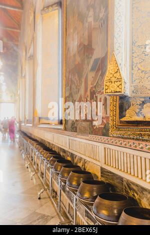 Fila di bocce d'oro Buddista al tempio di Wat Pho Wat Phra Chetuphon a Bangkok, Thailandia Foto Stock