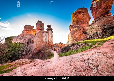 Fantastiche formazioni rocciose di arenaria sul versante occidentale dei monti balcanici a Belogradchik , Bulgaria. Rocce con forma fantastica Foto Stock