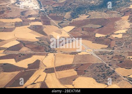 Vista aerea della regione di Madrid, al di fuori dell'area metropolitana. Sorvolando campi agricoli e strada. Spagna Foto Stock