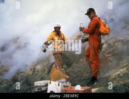 USGS geologi campioni raccolti a mano dalle bocchette sulla cupola e il pavimento del cratere. Inoltre, il biossido di zolfo gassoso è stato misurato da un appositamente attrezzate aereo prima, durante e dopo le eruzioni vulcaniche per determinare "i tassi di emissione' per il vulcano. 9/24/1981 Foto Stock