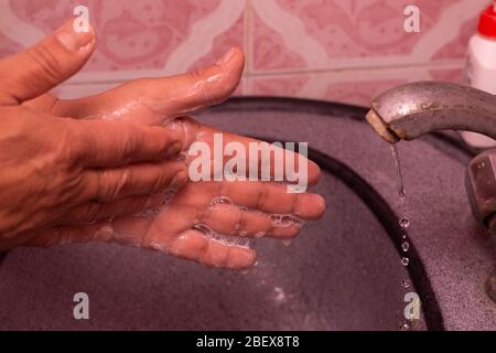 Lavando le immagini delle mani nel tempo di pandemic Foto Stock