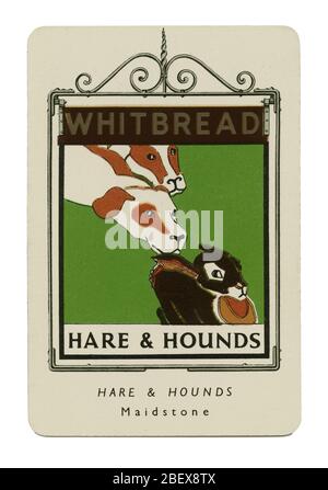 Un'insegna in miniatura del pub in metallo del 1949 per la Whitbread's Brewery. Questo cartello (numero 24 nella Serie 1) ha visto la partecipazione di Lepre e Hounds, Boxley Road, Maidstone, Kent ed è stato progettato da Harvey James. L'illustrazione mostra i limiti che seguono una lepre. Hare inseguire o corteggiare coinvolge levrieri e altri tipi di levrieri che perseguono la loro preda per vista piuttosto che per profumo. In alcuni paesi è ancora legale. Foto Stock