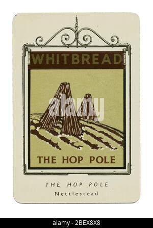 Un'insegna in miniatura del pub in metallo del 1949 per la Whitbread's Brewery. Questo cartello (numero 35 nella Serie 1) ha visto la partecipazione di Hop Pole, Boxley, Nettlestead, vicino Maidstone, Kent ed è stato progettato da vena Chalker. L'illustrazione mostra i lunghi pali di legno di luppolo impilati insieme in un campo. Foto Stock